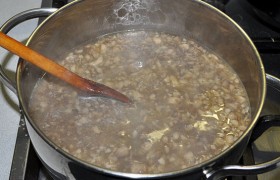 Выкладываем в кастрюлю с бульоном, размешиваем.