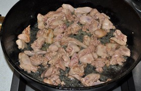 Куриные печенки нарезаем дольками. Тщательно промываем, откидываем на дуршлаг, даем подсохнуть. В сковороде  перекаливаем  немного масла, за 2-3 минуты, помешивая, обжариваем печень на сильном огне. Дольки посветлели, крови не осталось – вынимаем. И так же быстро жарим нарезанный лук.