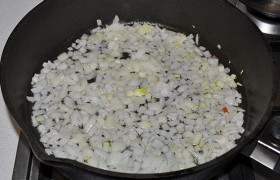 Разогреваем в сковороде на среднем огне масло, засыпаем лук, помешивая, 5-6 минут  пассеруем .