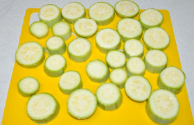 Кабачки чистим, промываем, обсушиваем и нарезаем кольцами толщиной 20-25 мм.