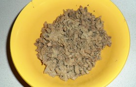 Вынимаем потрошки из кастрюли и измельчаем в мясорубке. Добавляем приправы, зелень, растопленное сливочное масло, вымешиваем.