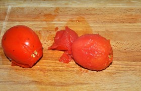 Перекладываем в холодную воду, после чего легко снимаем кожицу.