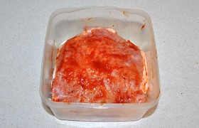 Для маринада смешиваем кетчуп и аджику, пробуем на вкус. Отбивные обмазываем в маринаде, складываем стопкой, накрываем и оставляем на столе минимум на 20-30 минут.