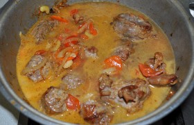 Добавляем еще кипятка – чтобы подливка почти накрыла мясо.