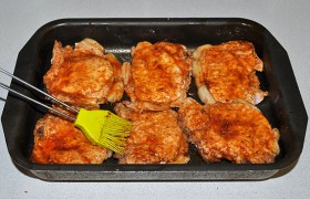 После переворачивания можем еще раз смазать маринадом мясо.