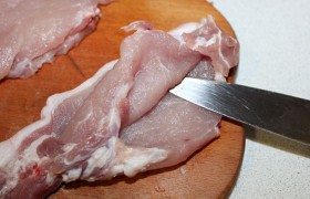Можно отбить мясо, а после сделать «кармашки», мы предпочитаем иной вариант: сначала делаем «кармашки».