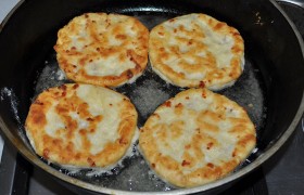 Сковороду с маслом мы уже поставили на огонь, масло  раскалилось , и нам остается только немного снизить огонь и подрумянить лепешки с обеих сторон по 2-3 минуты. Лепешки стали пышными, они очень вкусные и сытные.