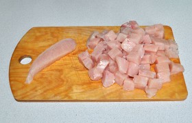 Филе индейки или мясо с голени промываем, обязательно бумажными полотенцами обсушиваем (чтобы правильно обжарилось). Нарезаем небольшими, примерно по 20 мм,  кубиками. При желании – тонкими брусочками. Шинкуем лук, сладкий перец, натираем морковь.