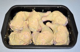 Слегка смазываем нижнюю часть окорочков и раскладываем их в форме (уже промазанной маслом). Теперь наносим на них обмазку сверху и по бокам – нетолстым слоем.