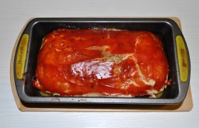 Вкусный аромат давно уже подгоняет аппетит, и наконец мы подаем на стол готовый мясной хлеб и нарезаем сочными ломтиками.