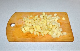 Нарезаем кубиком картофель.