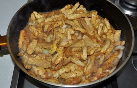 Возвращаем мясо, чуть солим, перчим, перемешиваем. Вливаем сметану, кладем горчицу. 