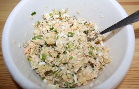 Перемешиваем с выбранной нами заправкой, в соответствии со своим вкусом добавляем соли, перца. И выкладываем в салатницу.