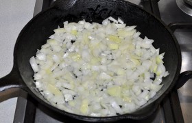 Сковороду с толстым дном разогреваем с маслом. Закладываем порубленный лук.