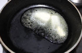 Ставим разогреваться на средний огонь сковороду с толстыми стенками и дном. Кладем топленое масло, разогрелось – 