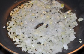 Бульон с мясом ставим разогреваться. А на сковороде с маслом, разогретом на среднем огне,  пассеруем  5-6 минут нашинкованный лук, периодически перемешивая. 