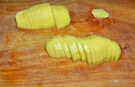 Очищенный картофель нарезаем 