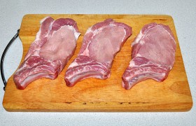 Вот такие крупные стейки нужной толщины нашли мы в мясном отделе. Сначала промываем их и самым тщательным образом обсушиваем – это очень важно для правильной жарки мяса.