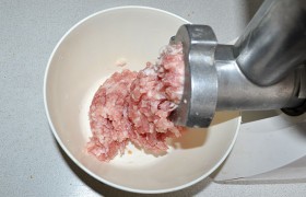 Перемалываем мясо через крупную решетку мясорубки.