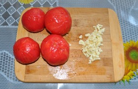 Очищаем помидоры и шинкуем, так же – и чеснок.