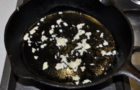 Разогреваем масло и 30-40 секунд обжариваем измельченный чеснок.