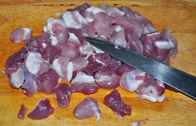 Нарезаем кусочками свинину.