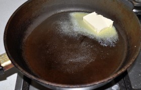 Если мы этой радости не имеем, то и тогда все несложно. Разогреваем сковороду (толстостенную) с маслом на среднем огне, 
