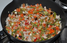 Добавляем в сковороду нужное количество разных овощей на свой вкус, приправляем, перемешиваем и тушим, накрыв крышкой, примерно 10-12 минут. Вода вряд ли будет нужна – соков хватает в овощах.