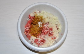 Мясо измельчаем в мясорубке или блендере, смешиваем с промытым рисом, мелко-мелко порубленной одной луковицей, чесноком, солью и перцем. Как следует  отбиваем  фарш, бросаем в миску 25-30 раз – тогда не понадобится яйцо, и лепиться после этого он точно будет лучше. 