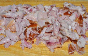 Снимаем с окорочков кожу, срезаем мясо. Нарезаем небольшого размера кусочками. 