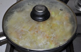 Дожидаемся закипания, ставим маленький огонь конфорки, тушим под крышкой 10 минут.