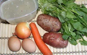 У нас готовый куриный бульон с кусочками мяса хранится в контейнерах  замороженным , мы  только достаем упаковку, обливаем горячей водой и кладем ледяной брикет в кастрюлю с водой. Но и сварить бульон недолго, если мясо нарезать.
