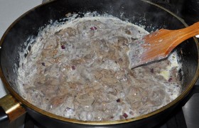 Засыпаем лук, порубленный мелкими кубиками, еще раз снижаем огонь – до среднего. Через 3-4 минуты, когда лук смягчился, берем ситечко, с помощью которого ровно рассеиваем муку, перемешивая. Вливаем горячие (подогретые) сливки, помешиваем густеющий соус. Если его мало – подливаем немного бульона (или воды.) Посыпаем перцем, мускатным орехом, солим. Выключаем, если печень мягкая, или еще немного тушим под крышкой.