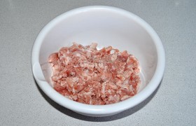 Фарш делаем сами, прокрутив мясо через мясорубку.