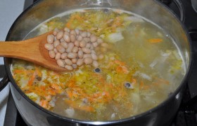 Следом – фасоль из банки. Приправляем солью, перцем, при желании – бросаем лавровый лист. 