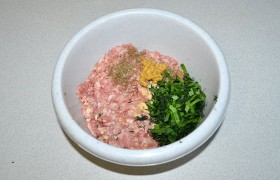 Для фарша проворачиваем в мясорубке куски свинины через мелкую решетку. Добавляем к нему овсяные хлопья, соль, чеснок и перец, горчицу, соевый соус, растертые в ступке базилик, тмин и майоран, зелень. Вымешиваем, добавив для сочности 3-5 ст. ложек воды или молока. И  отбиваем  20-22 раза.