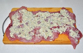 Наносим начинку на мясо. Можно, кстати, сначала нанести сырную массу, а затем посыпать сухарями, если так удобнее.