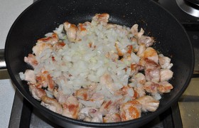 Добавляем к мясу нарезанный мелко лук, обжариваем, помешивая, 3-4 минуты.