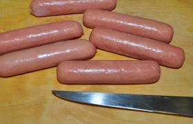 Сосиски (без оболочки) надрезаем в нескольких местах наискось, с двух сторон.
