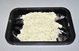 К концу наших манипуляций духовка уже разогрелась до 200°. Запекаем скумбрию 20-30  минут (больше времени требуется для крупных рыбин).