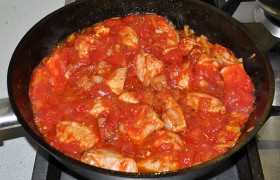 Кладем крупно нарезанные помидоры, посыпаем приправами на свой вкус. Закипело – кладем рубленую зелень, измельченный чеснок, сахар, накрываем крышкой и выключаем.
