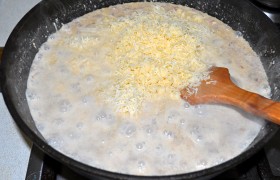 Когда весь соус закипает – засыпаем тертый сыр, перемешиваем до расплавления его. Уменьшаем огонь, даем соусу слегка покипеть еще пару минут, солим – и выключаем. К этому моменту готова и  паста , которую мы между делом сварили. 