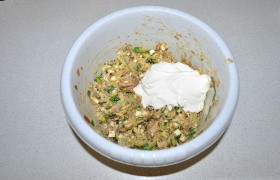 Перемешиваем, заправляем по вкусу сметаной.