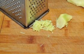 Для маринада натираем свежий или замороженный кусочек имбиря (можно молотый).
