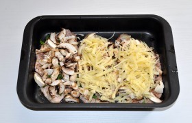 Отбивные солим, покрываем очищенными, крупно нарезанными шампиньонами, и засыпаем тертым сыром.
