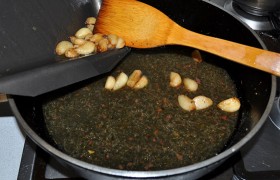 Готовые окорочка вынимаем на тарелку, накрываем другой, сохраняя тепло. Соус сливаем из формы в сковороду.