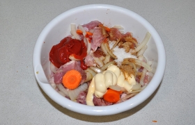 Чистим, нарезаем и добавляем к мясу лук и морковь, майонез и томатную пасту, соль, сахар и перец, ложечку ароматных трав, пару ст. ложек растительного масла.