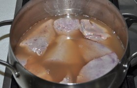 Замоченную за 3 часа в воде печень промываем, нарезаем кусками, чтобы быстрее  сварилась . Попутно вырезаем все жилки, протоки, жир. Кладем в кастрюлю, заливаем кипятком и вином – чтобы только чуть накрыло куски, бросаем перец. Варим до мягкости, около 15 минут. 