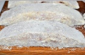 Панировка должна быть тонкой, но ровной. Излишек муки стряхиваем.