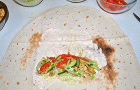 Когда мясо остыло, делим лаваши пополам. Каждую половинку  смазываем соусом, выкладываем овощи и мясо. Также можно добавить лук для остроты. 